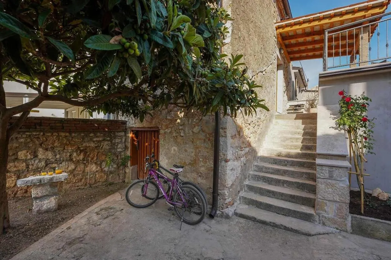 Paris Apartment Porec 0*,